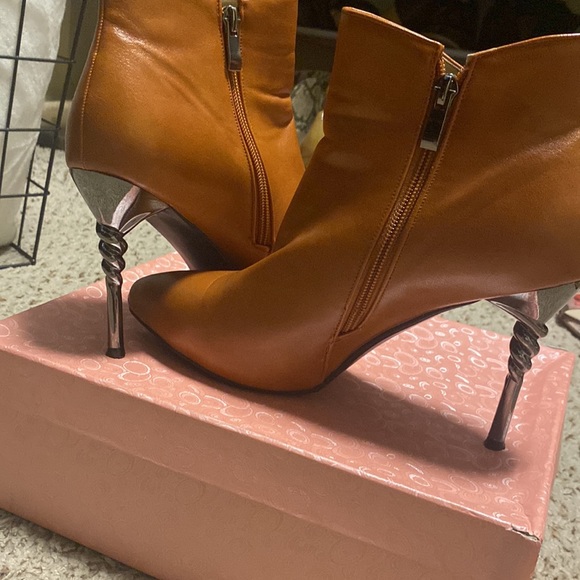 It’s the Heel For Me - Picture 3 of 5